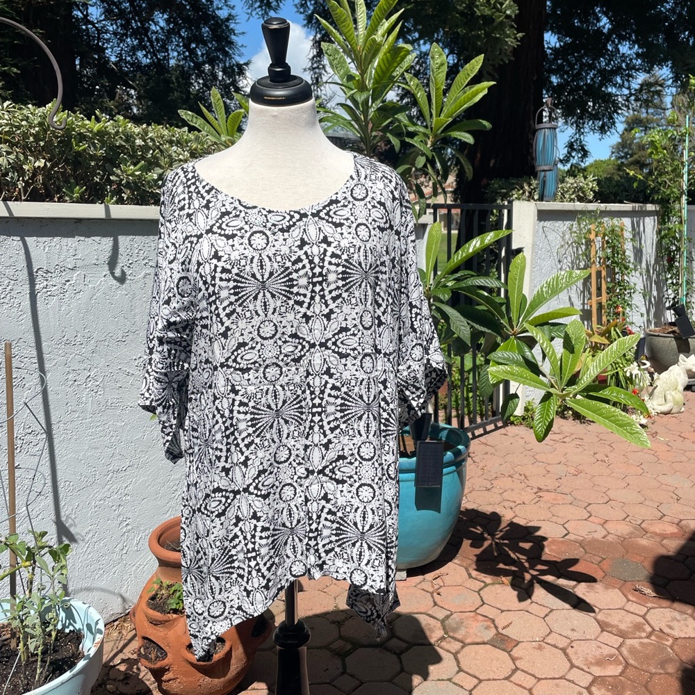 Pre-loved Women’s Black and White Patterned Top by Candice, Maui, Hawaii Size XL